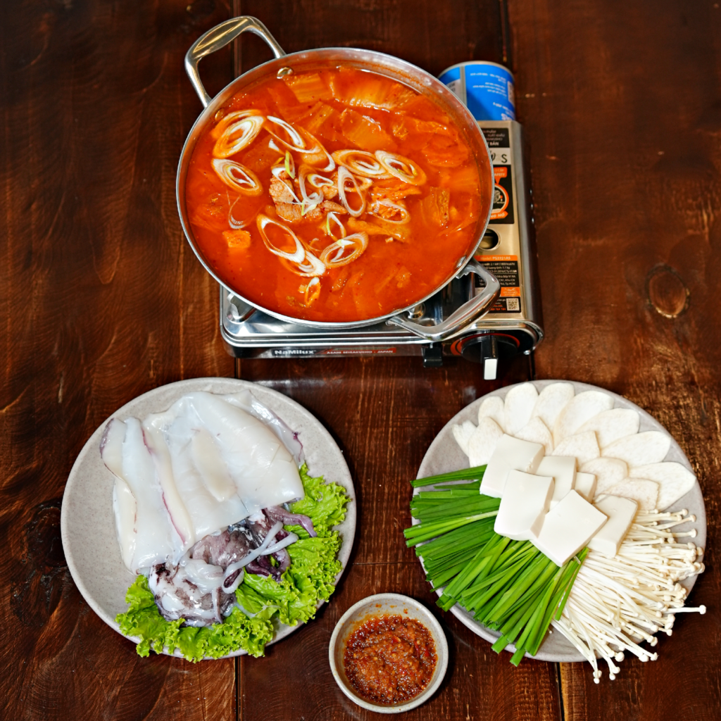 Set Lẩu Kim Chi Mực The Pan gồm những gì?