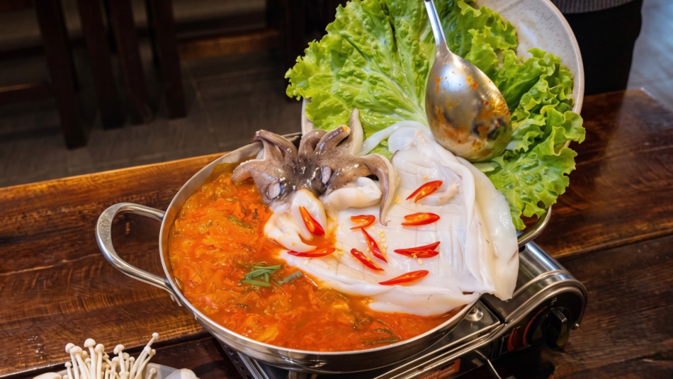 Chảo Lẩu Kim Chi Mực The Pan – Mực Giòn Ngọt, Nước Lẩu Đậm Đà